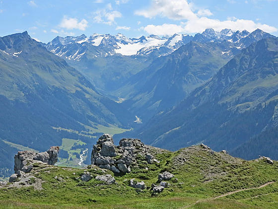 Silvrettahorn and the peaks to the east 