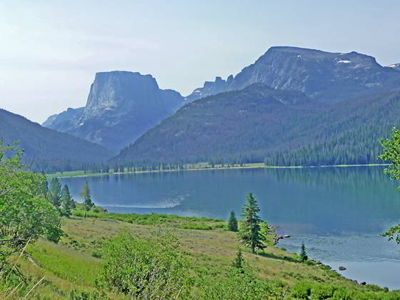 View from the Highline Trail along lower Green River Lake 